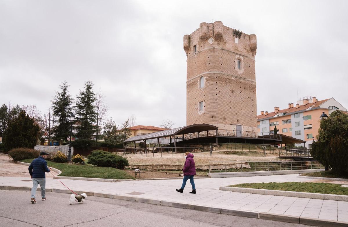 Varias personas pasean por las inmediaciones de la torre del castillo del municipio.