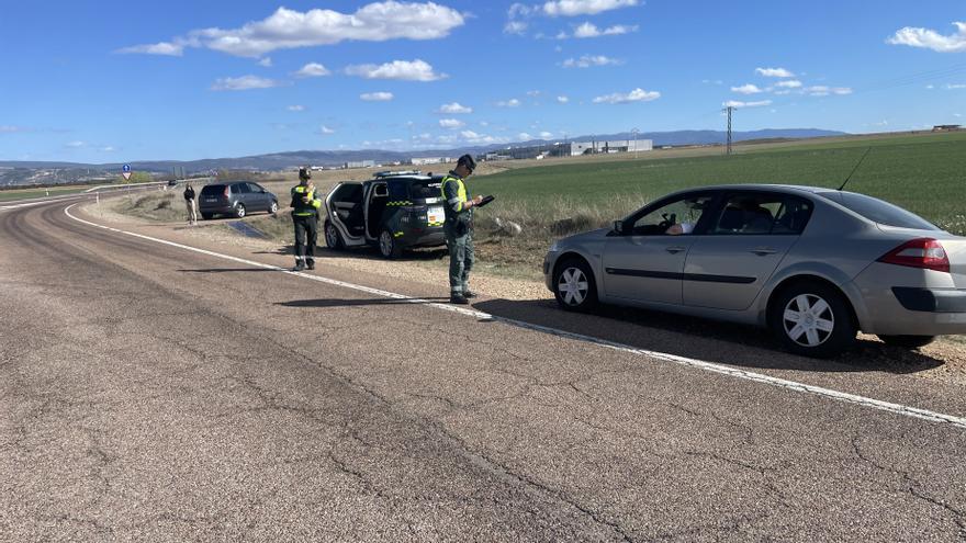 Interceptado un conductor por conducir a más del doble de la velocidad máxima permitida y ebrio, en Cella (Teruel).