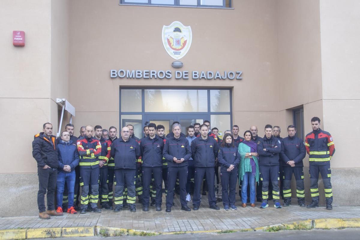 Los bomberos de Badajoz guardan un minuto de silencio en honor a Francisca Cadenas.