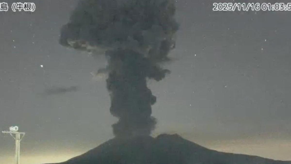 La erupción del volcán Sakurajima en Japón lanza una columna de humo y ceniza de 4 kilómetros