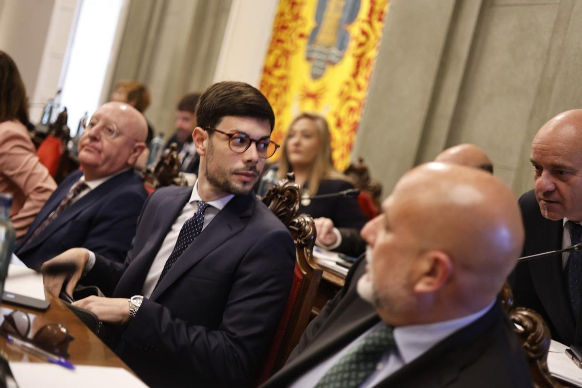 Jáudenes sentado en el Pleno Municipal entre Salinas y López Pretel