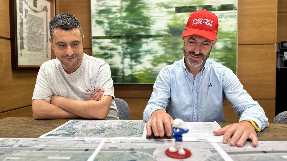 El alcalde, con la gorra de &quot;Siero first&quot;, junto al edil Javier Rodríguez Morán