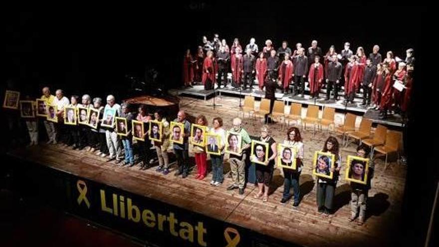 Voluntaris exhibeixen cartells amb els rostres dels independentistes presos i dels exiliats, anit