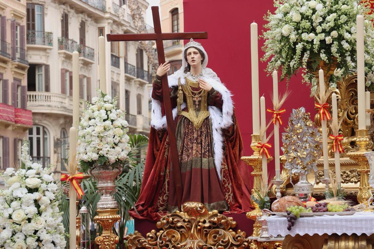 El conjunto se completa con el antiguo trono del Santísimo Cristo del Amor, un dosel con impronta victoriana, las imágenes de San Francisco de Paula y Santa Elena.