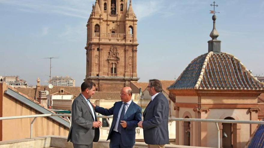 El presidente de la Casa de Murcia en Barcelona, Emiliano Bermúdez, durante un encuentro con el consejero de Hacienda.