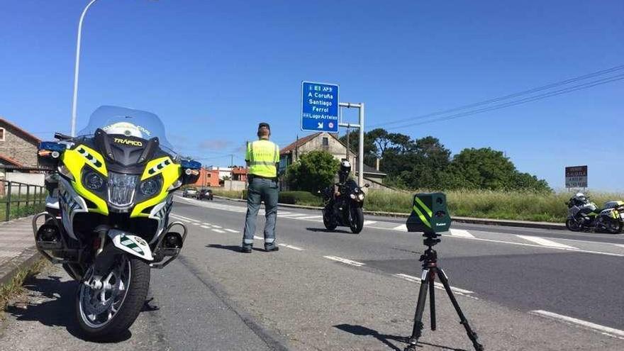 Un motorista de la Guardia Civil de Tráfico en un control de velocidad con los nuevos radares móviles.