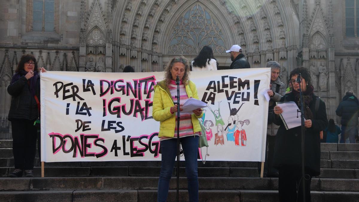 Concentración del colectivo de católicas feministas Alcem la Veu, ante la Catedral de Barcelona.