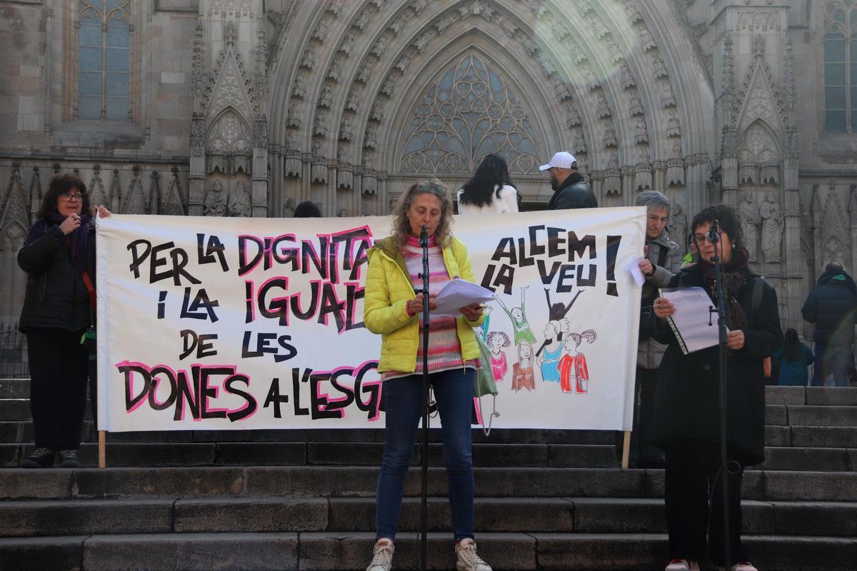 Concentración del colectivo de católicas feministas Alcem la Veu, ante la Catedral de Barcelona.