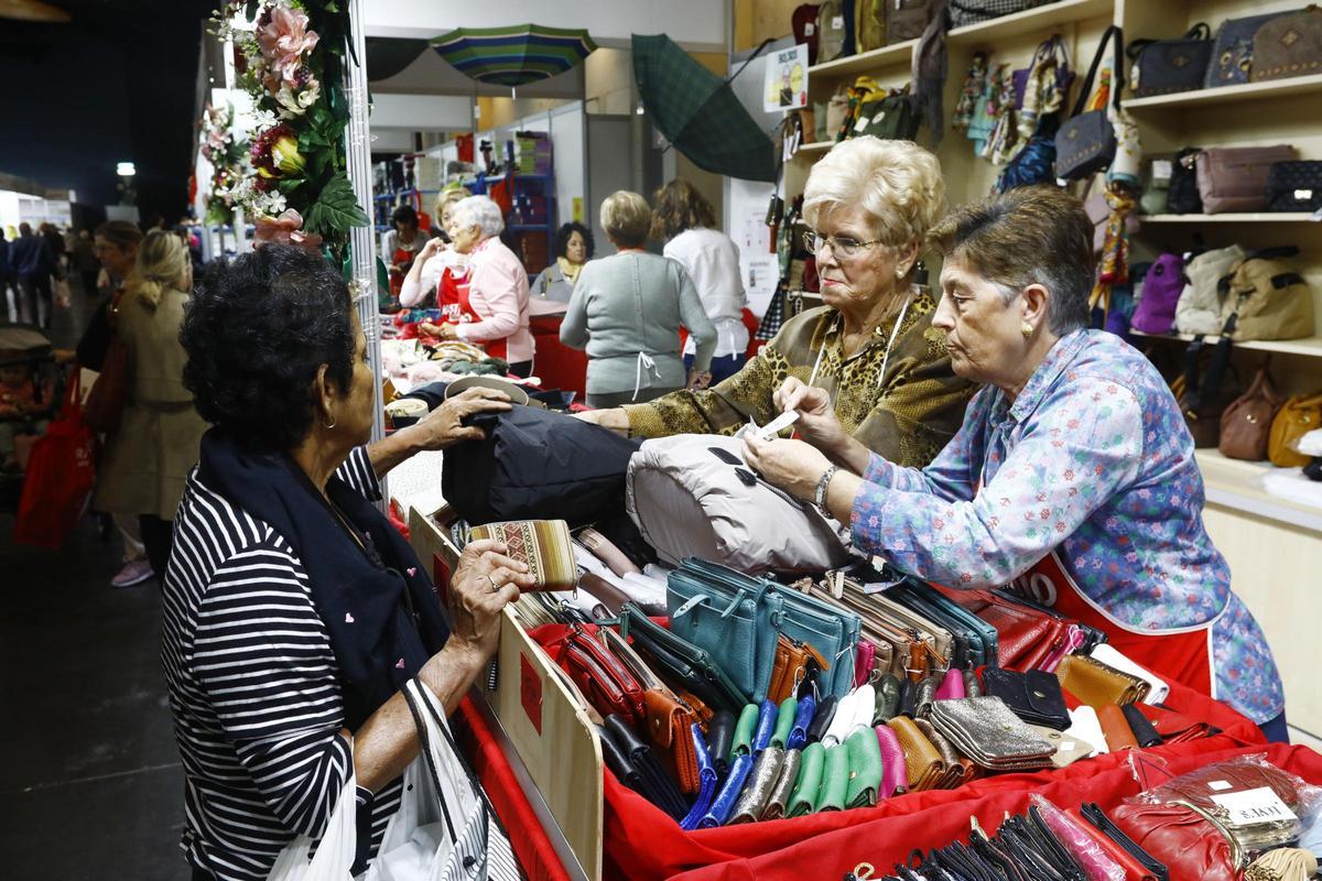Llenazo en el primer día del Rastrillo Ozanam en el Auditorio de Zaragoza