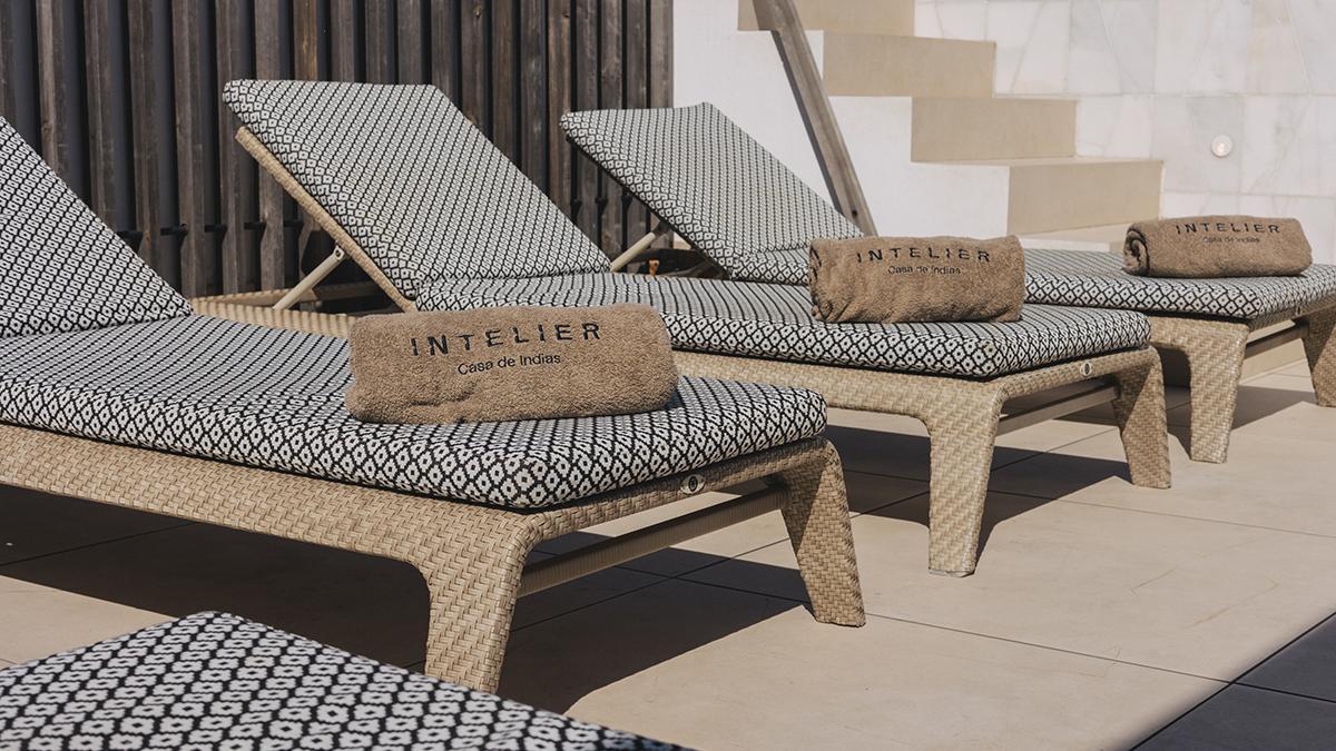 La zona de solárium completa la terraza superior del hotel, uno de sus espacios más buscados durante los meses de verano.