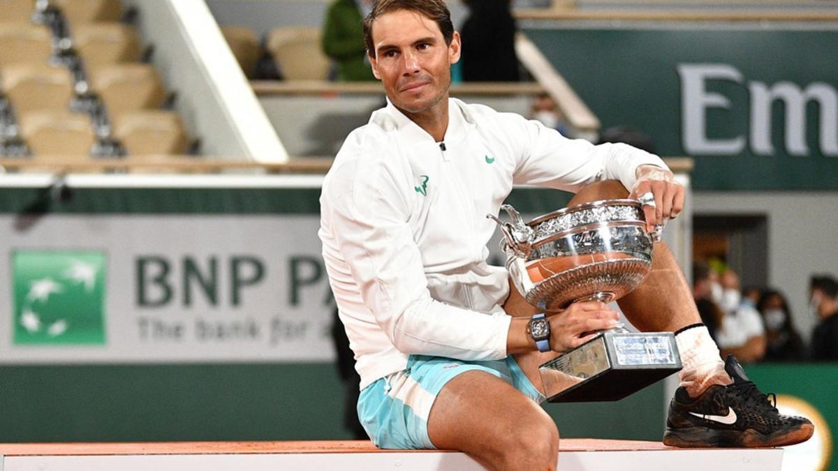 El tenista español Rafa Nadal ha conquistado su decimotercer título de Roland Garros al vencer en la final (6-0, 6-2, 7-5) al número uno del mundo, el serbio Novak Djokovic.