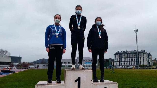 Lara Iglesias, en lo más alto del podio en Pontevedra. |  // FDV