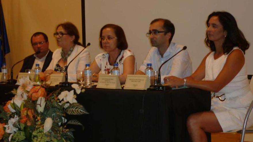 Leopoldo Sánchez, representante de la Universidad de Oviedo; Ana María Fueyo, directora general de Política Lingüística; Ana María Cano, presidenta de la Academia de la Llingua Asturiana; José Víctor Rodríguez, alcalde de Cangas; y Cristina Valdés, directora de los cursos de la UABRA.