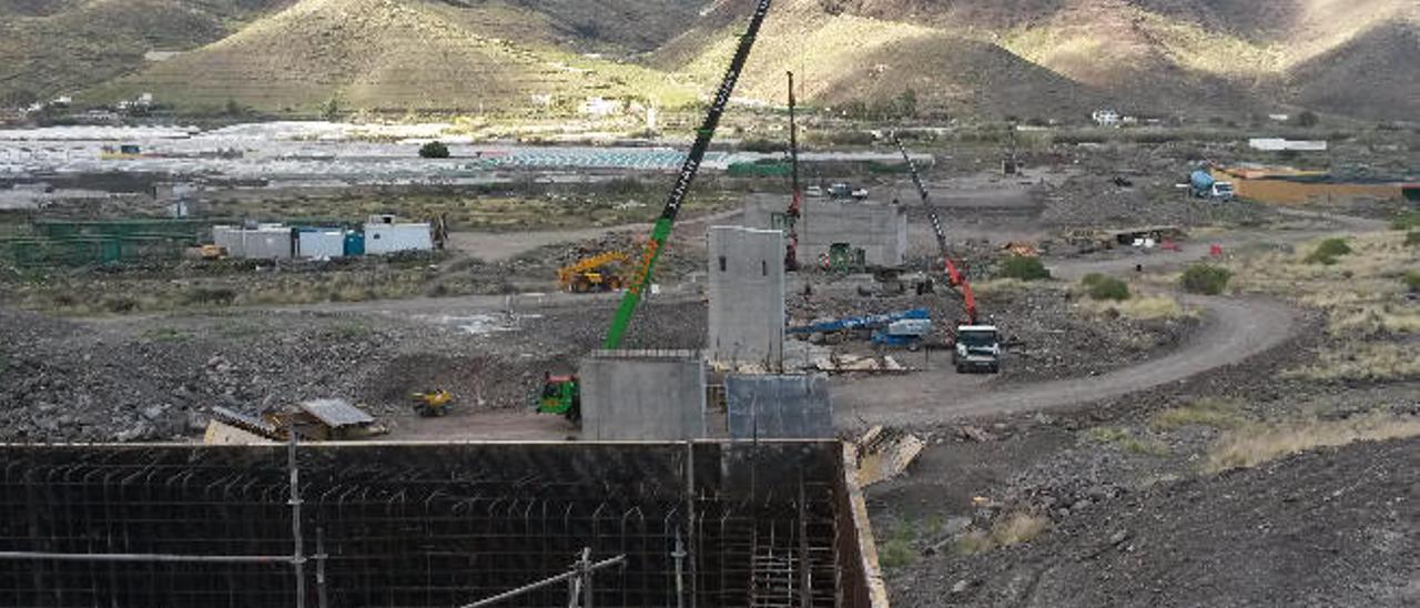 Las obras de la carretera de La Aldea cruzan el barranco y llegan al pueblo