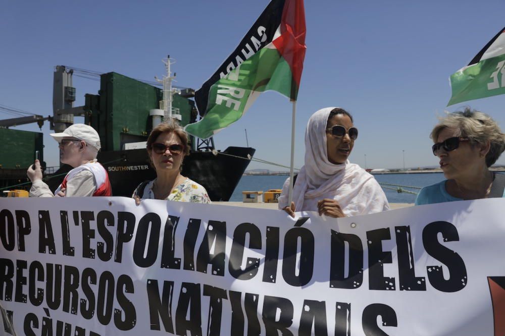 Protesta por la llegada del barco con arena del Sáhara