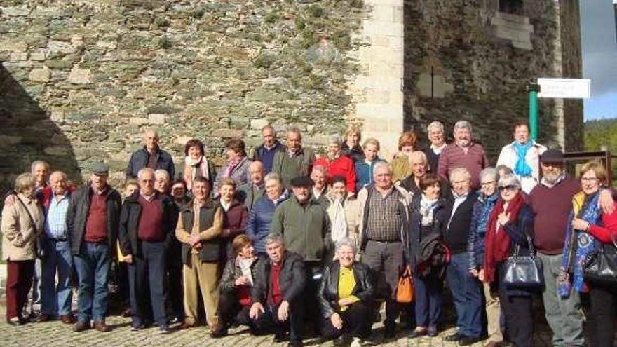 Los jubilados de Onís, en el castillo de Moeche.