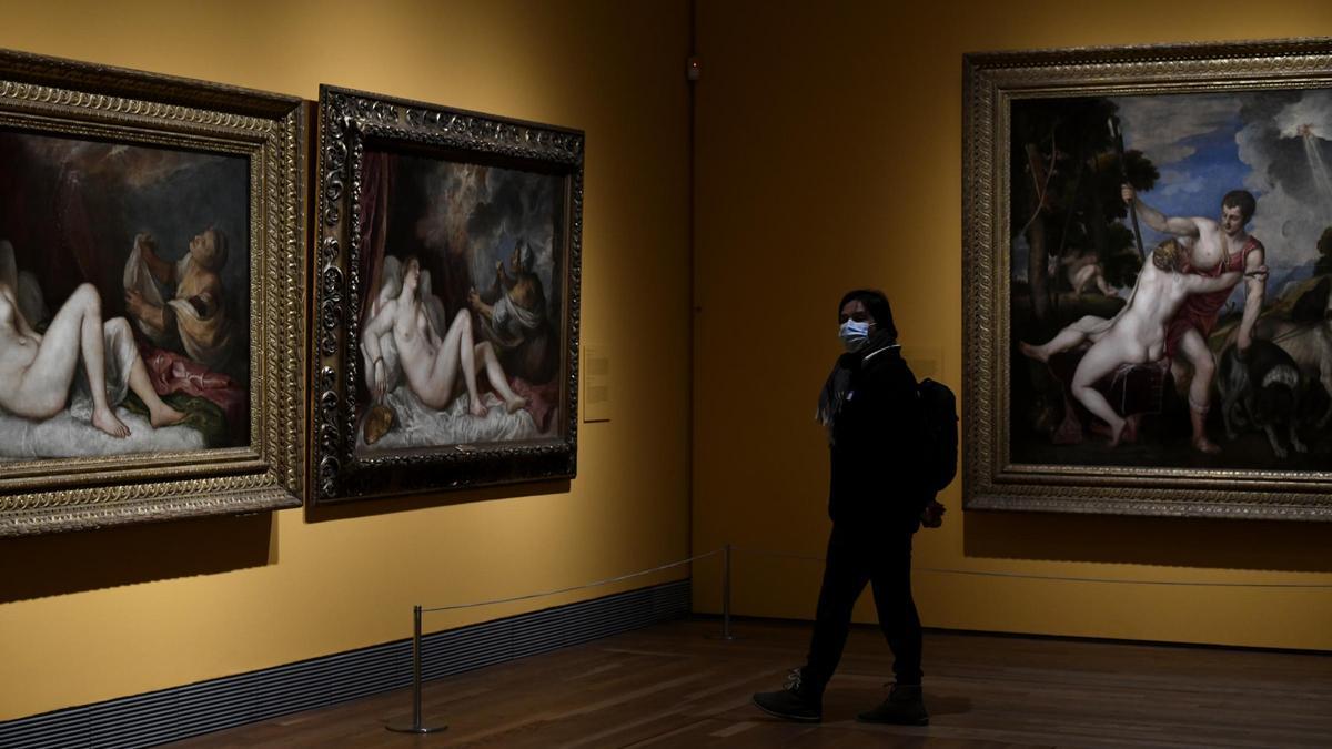 Una persona observa las obras de una de las salas durante la presentación de la primera exposición temporal de 2021 en el Museo Nacional del Prado 'Pasiones Mitológicas.