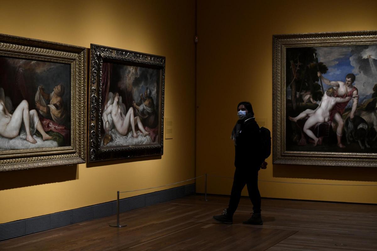 Una persona observa las obras de una de las salas durante la presentación de la primera exposición temporal de 2021 en el Museo Nacional del Prado 'Pasiones Mitológicas.
