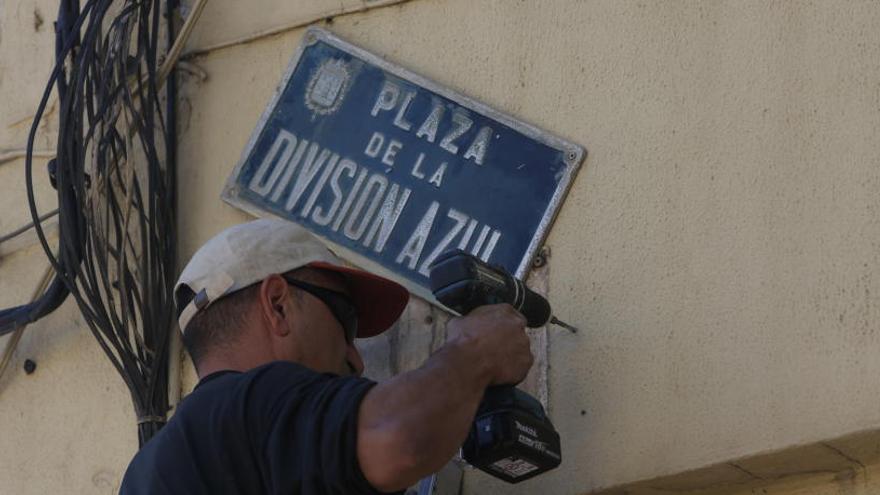 Un operario, junto a la placa de la plaza de la División Azul