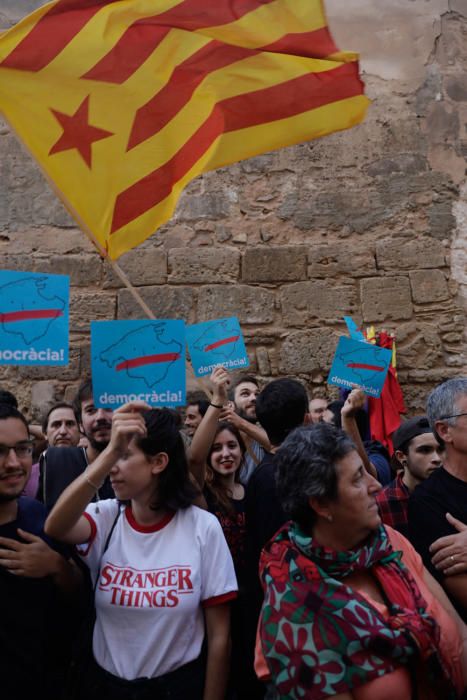 Cientos de personas dan apoyo al desafío catalán en Palma