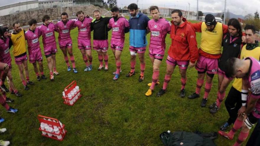 Los jugadores y el entrenador del conjunto ourensano, en el partido ante el Os Ingleses. // Noe Parga