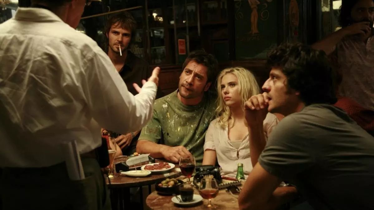 Woody Allen dirige a los actores de 'Vicky Cristina Barcelona' en el Bar Marsella