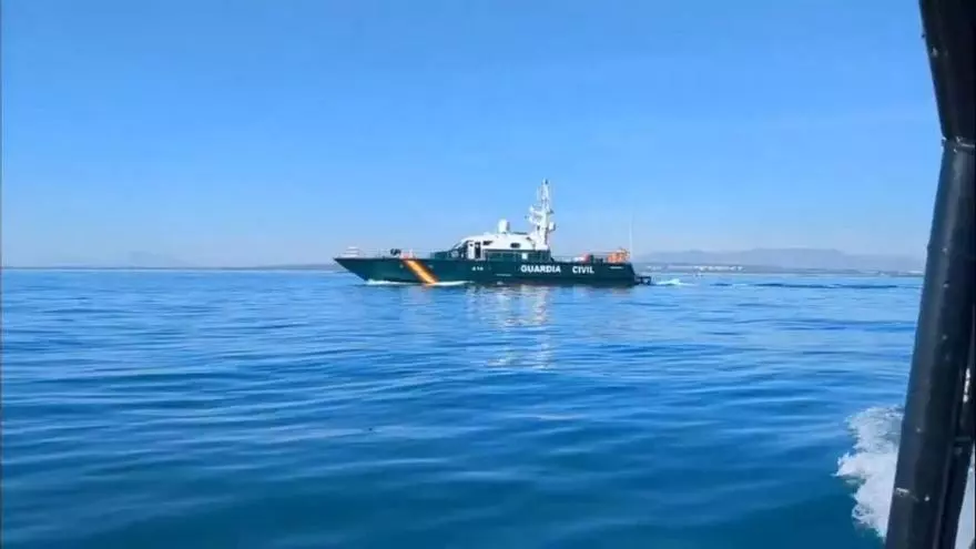 Barcos de la Guardia Civil en las tareas de búsqueda de un varón desaparecido en el mar