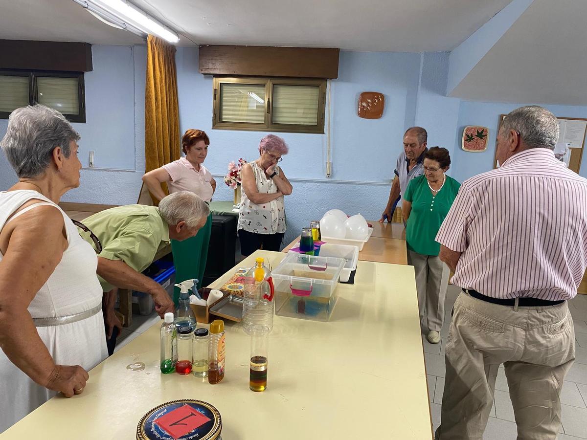 Experimento en el taller de fenómenos meteorológicos en Ayoó de Vidriales.