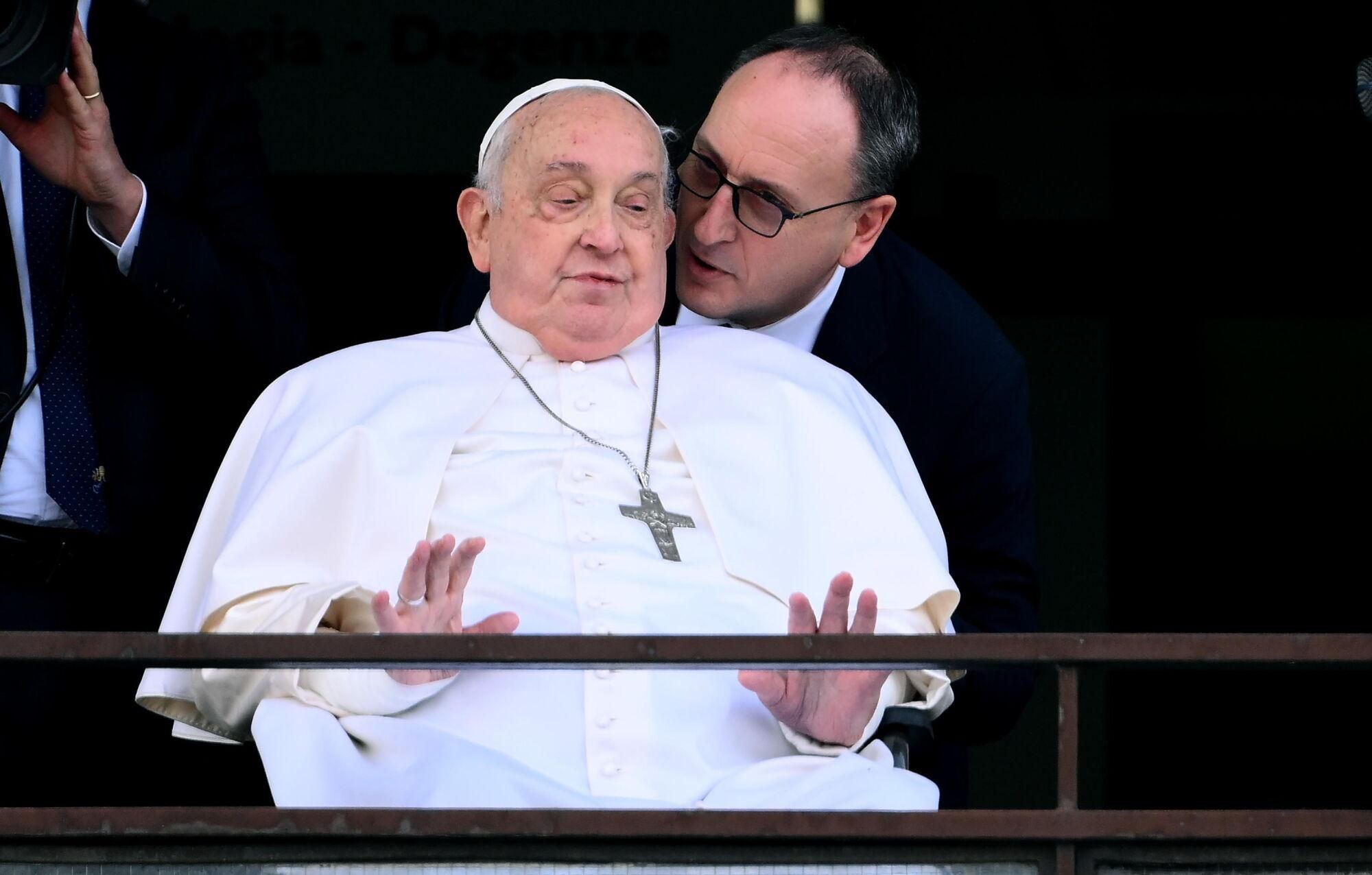 Rome (Italy), 23/03/2025.- Pope Francis (L) greets and blesses the faithful from the balcony of the Gemelli hospital where has been hospitalized, in Rome, Italy, 23 March 2025. Pope Francis will be discharged on 23 March with a prescription for at least two months of convalescence after spending more than five weeks in the hospital for bilateral pneumonia. (Papa, Italia, Roma) EFE/EPA/ETTORE FERRARI