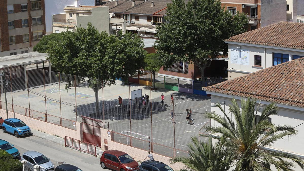 Vista del colegio Cervantes en plena avenida 9 d'Octubre del Port de Sagunt.