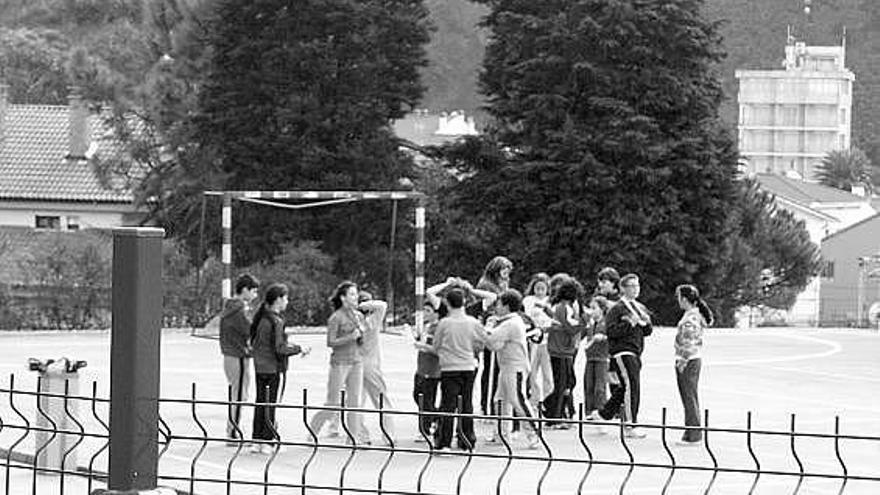 Niños en el patio del Colegio Poeta Antón de Candás.