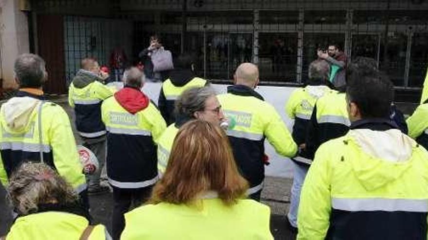 Los trabajadores de la zona azul, ayer frente al Concello. // Alba Villar