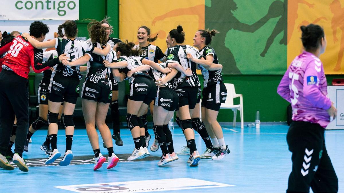 Las jugadoras del Costa del Sol celebran su victoria.