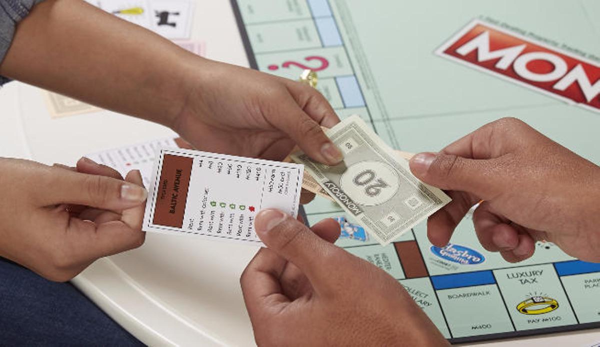 Dos personas juegan al Monopoly en una imagen de archivo.