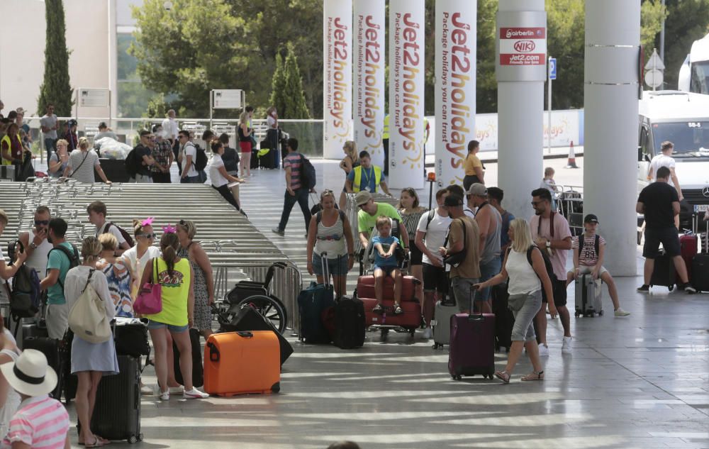 Protesta en el aeropuerto para denunciar "que el turismo mata a Mallorca"