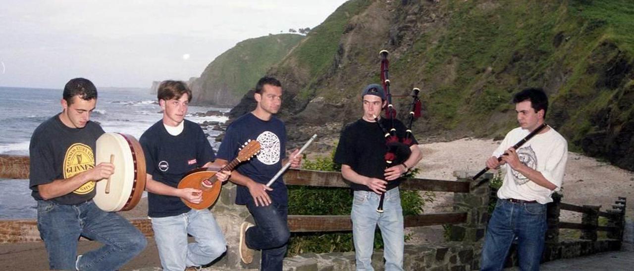 La formación original de &quot;Corquiéu&quot;, ensayando en La Atalaya.