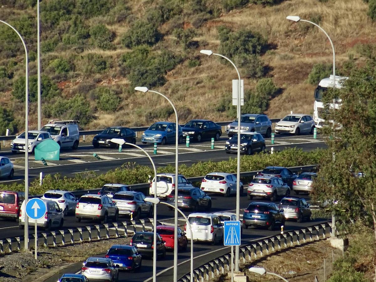 Atasco a la altura de Rincón de la Victoria en la A-7, autovía para la que el PP ha exigido al Gobierno un calendario de actuaciones.