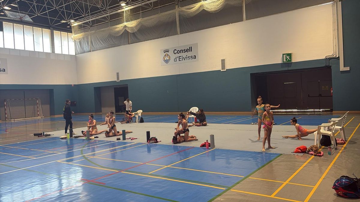 Algunas de las gimnastas, esta mañana en Sa Blanca Dona