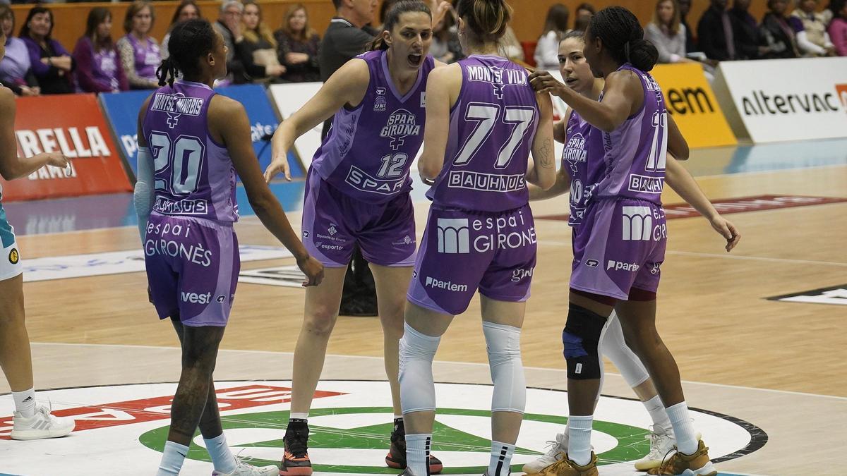 Les jugadores de l&#039;Spar Girona ahir amb la samarreta de color violeta per l&#039;edició de &quot;El partit de Totes&quot;