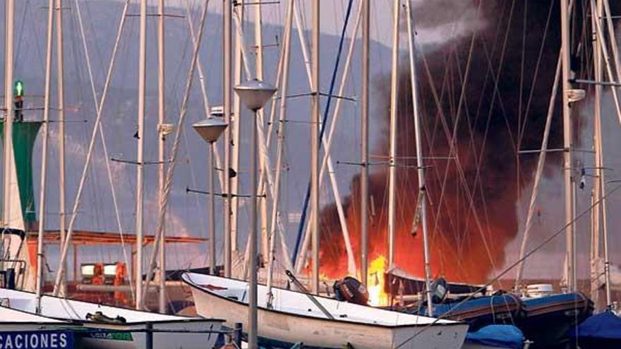 Las llamas, tras la explosión, consumieron la nave siniestrada en escasos minutos.