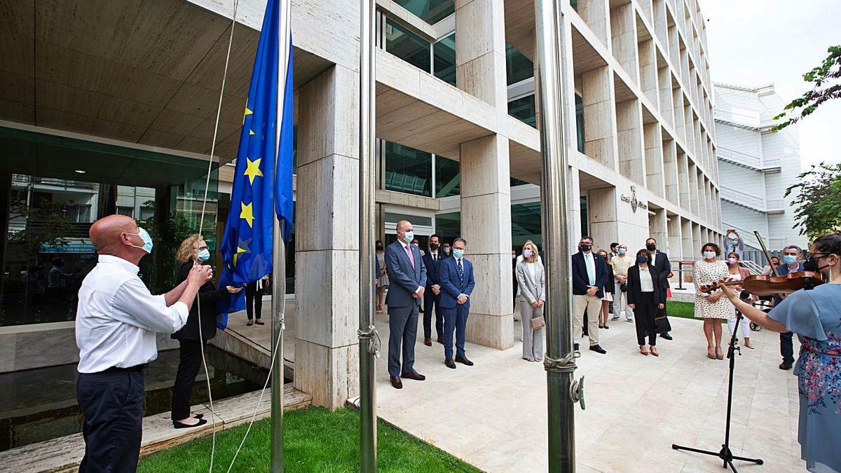 Izado de la bandera de la UE en presencia de Vicent Marí y otras autoridades. | VICENT MARÍ