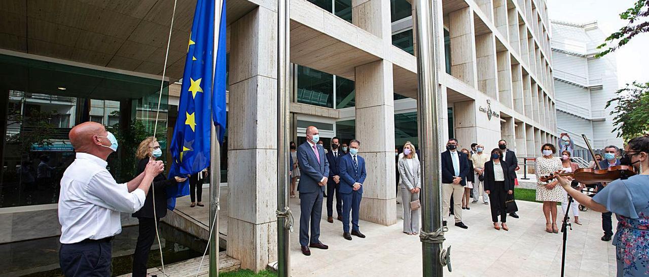 Izado de la bandera de la UE en presencia de Vicent Marí y otras autoridades. | VICENT MARÍ