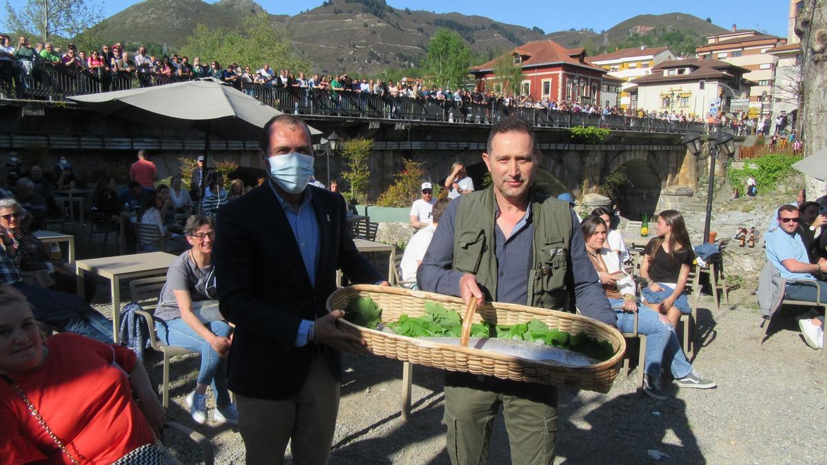 José Manuel González Castro y José Fernandoz Junco, el año pasado, con el campanu.