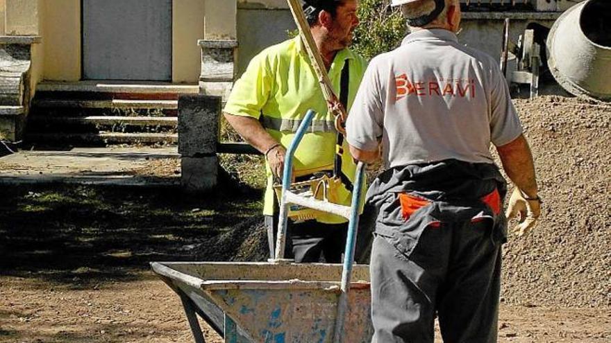 Treballadors de la construcció, en una obra al Berguedà el 2015