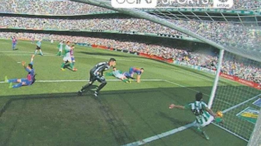 Imagen de televisión del no-gol del Barça ante el Betis.