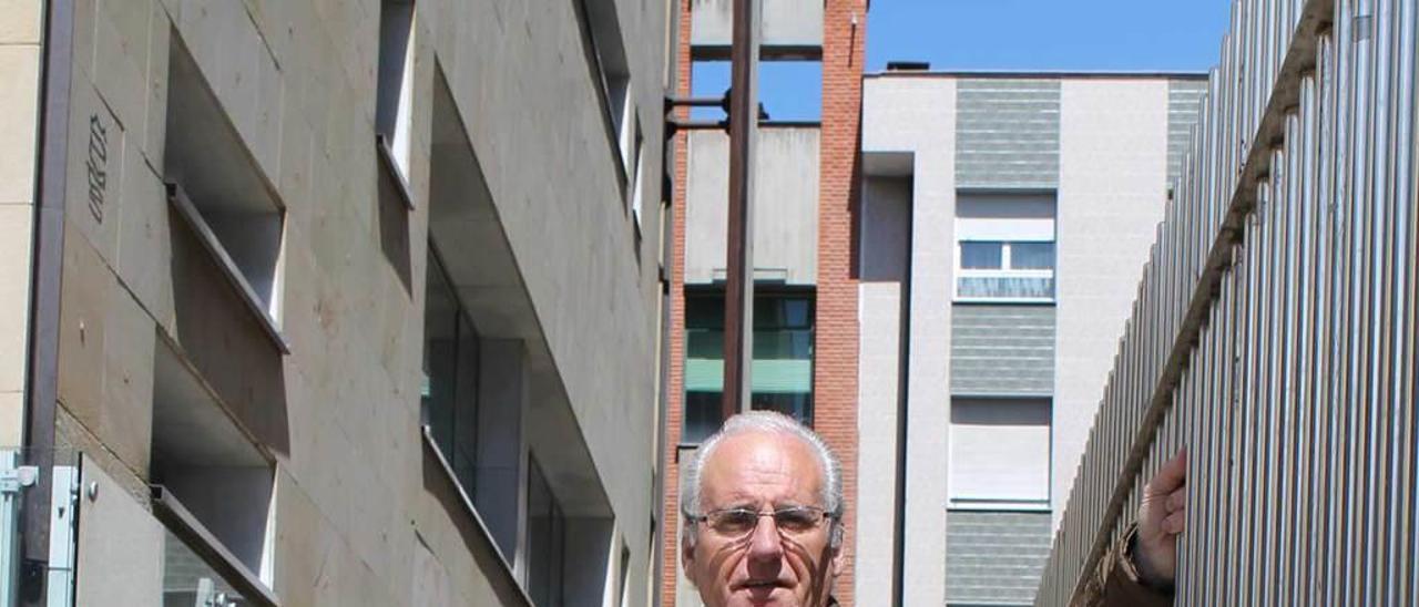 Tony Cabal, &quot;El Pegu&quot;, junto a la Casa de Cultura de Lugones.