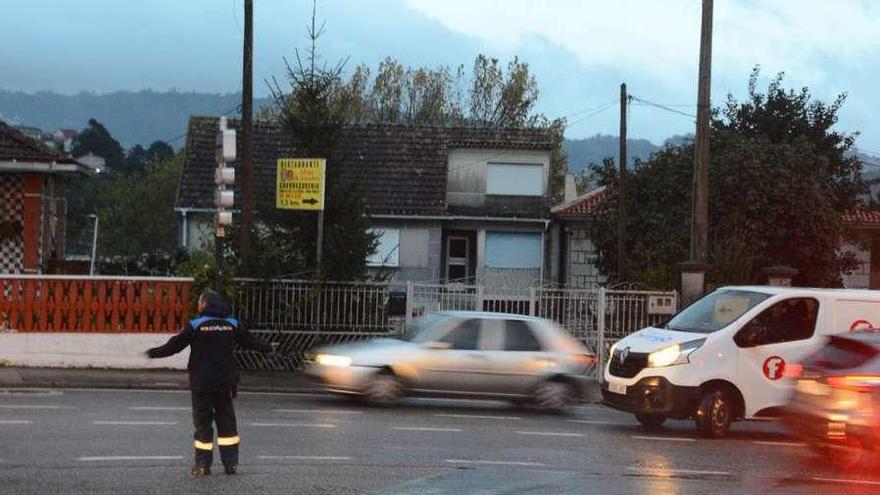 Un policía de Moaña regula el tráfico en el cruce de la PO-551 con el vial de Meira de Arriba. // Santos A.