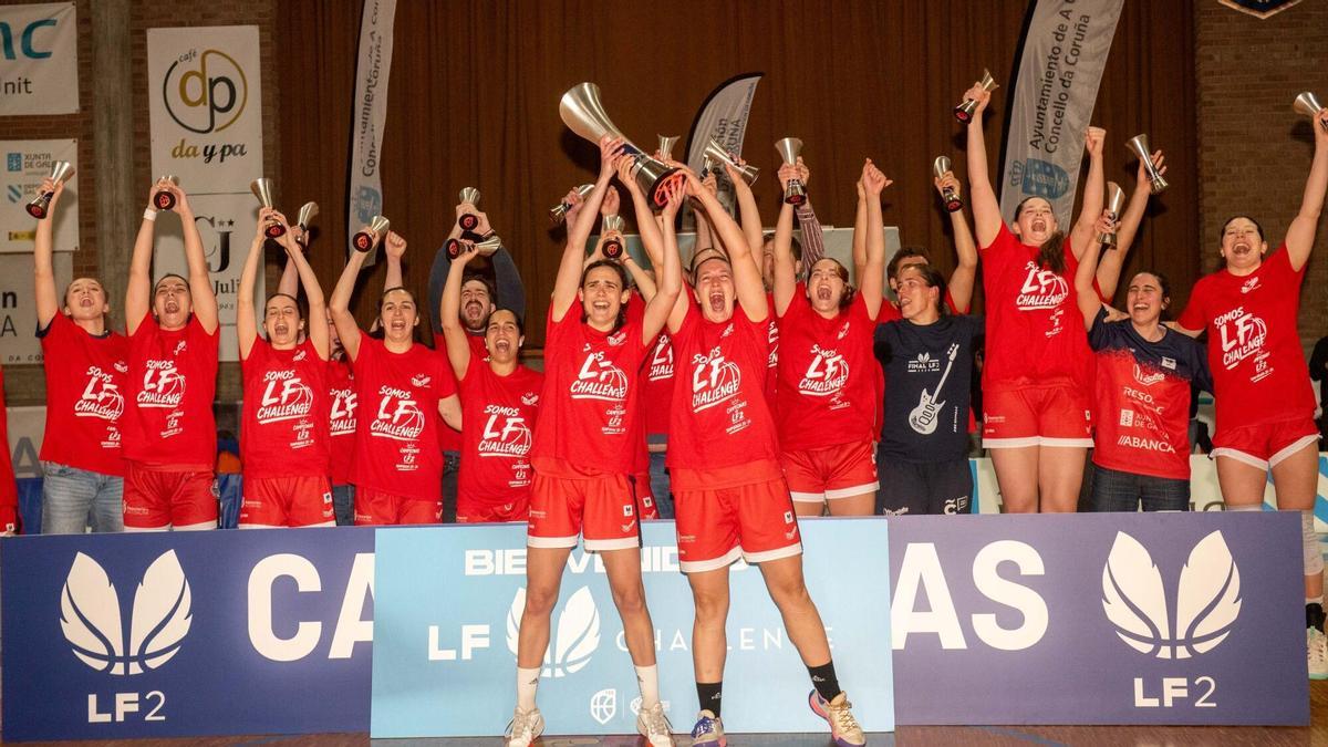 La plantilla de Maristas celebra el título de campeonas de la Liga Femenina 2 el pasado mes de mayo.