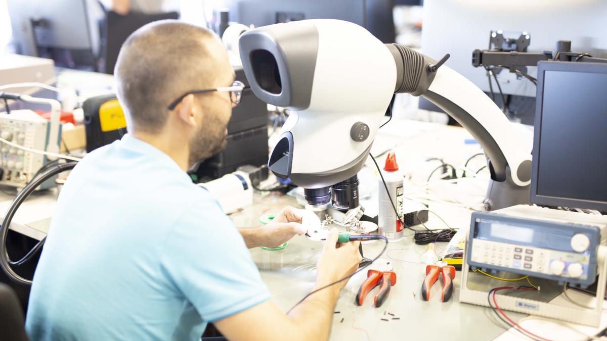 Un técnico trabaja en un laboratorio.