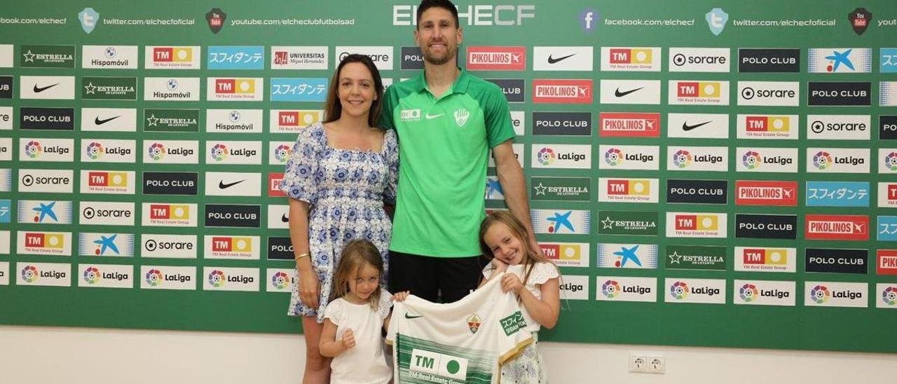 Fede Fernández, con su esposa y sus dos hijas, durante su presentación como nuevo jugador del Elche